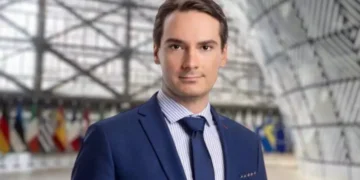 Юпитер на залез: възходът и политическото падение на Еманюел Макрон в огледалото на числата